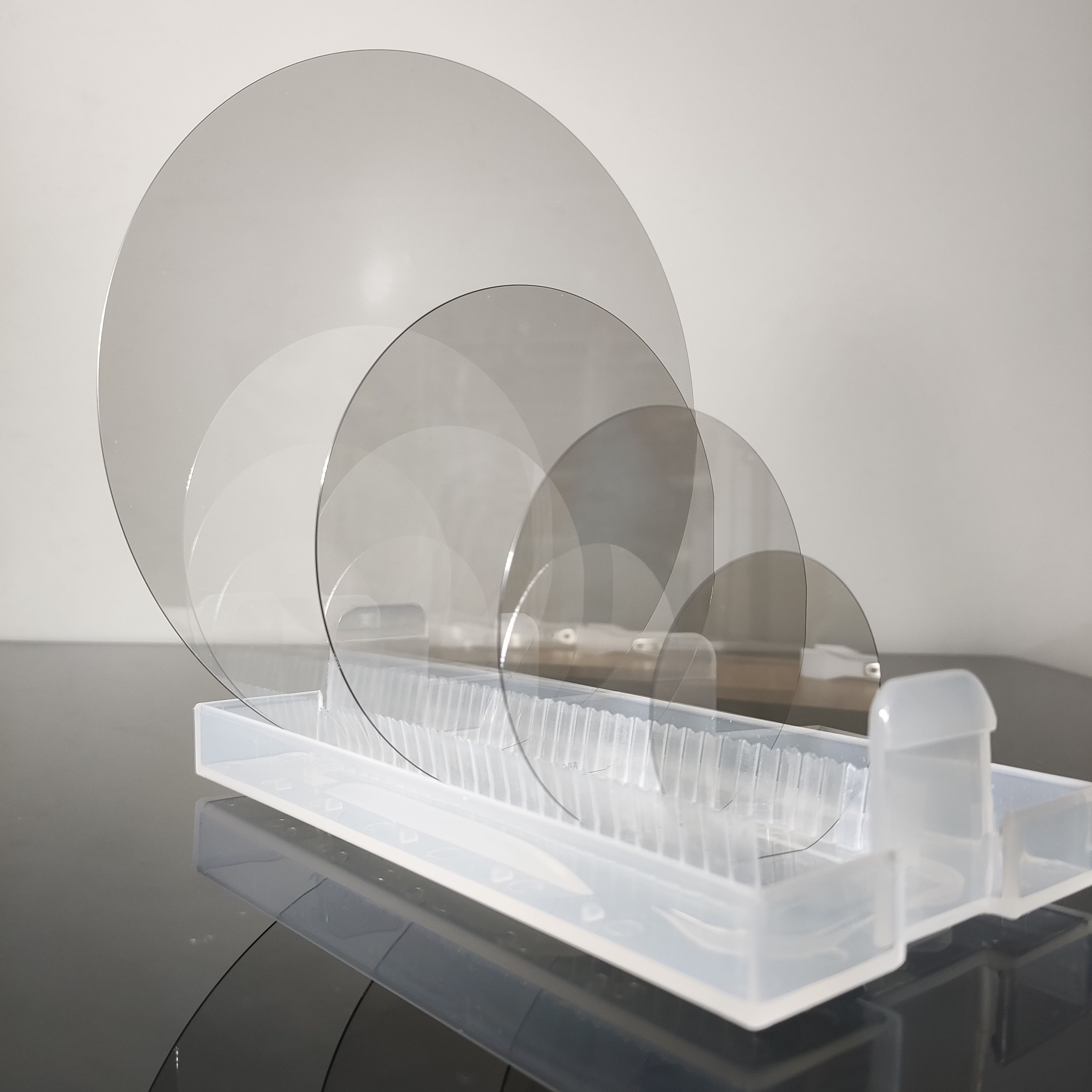 半绝缘碳化硅衬底：从 500 µm 到 350 µm 的演进