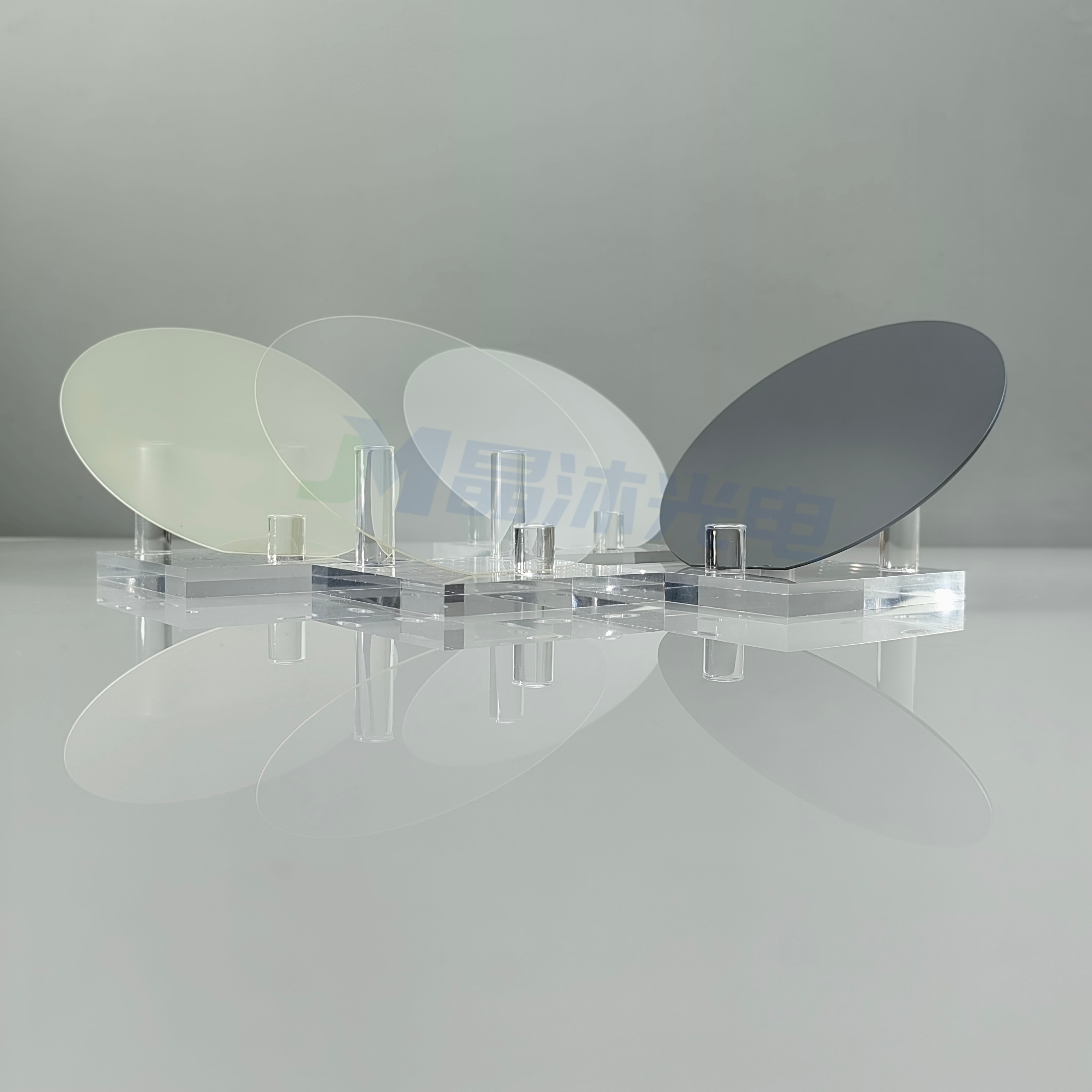 蓝宝石、熔融石英与硅片：主流光学材料的特性对比与应用选择