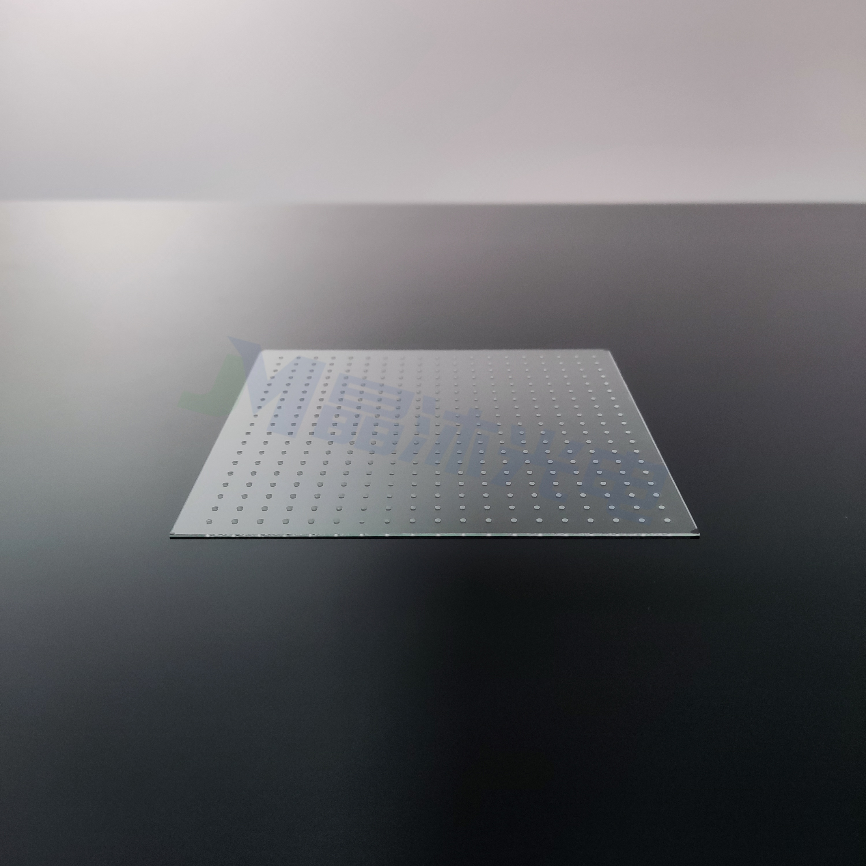 玻璃晶圆加工三大核心工艺：激光打孔、激光诱导与腐蚀工艺的作用差异解析